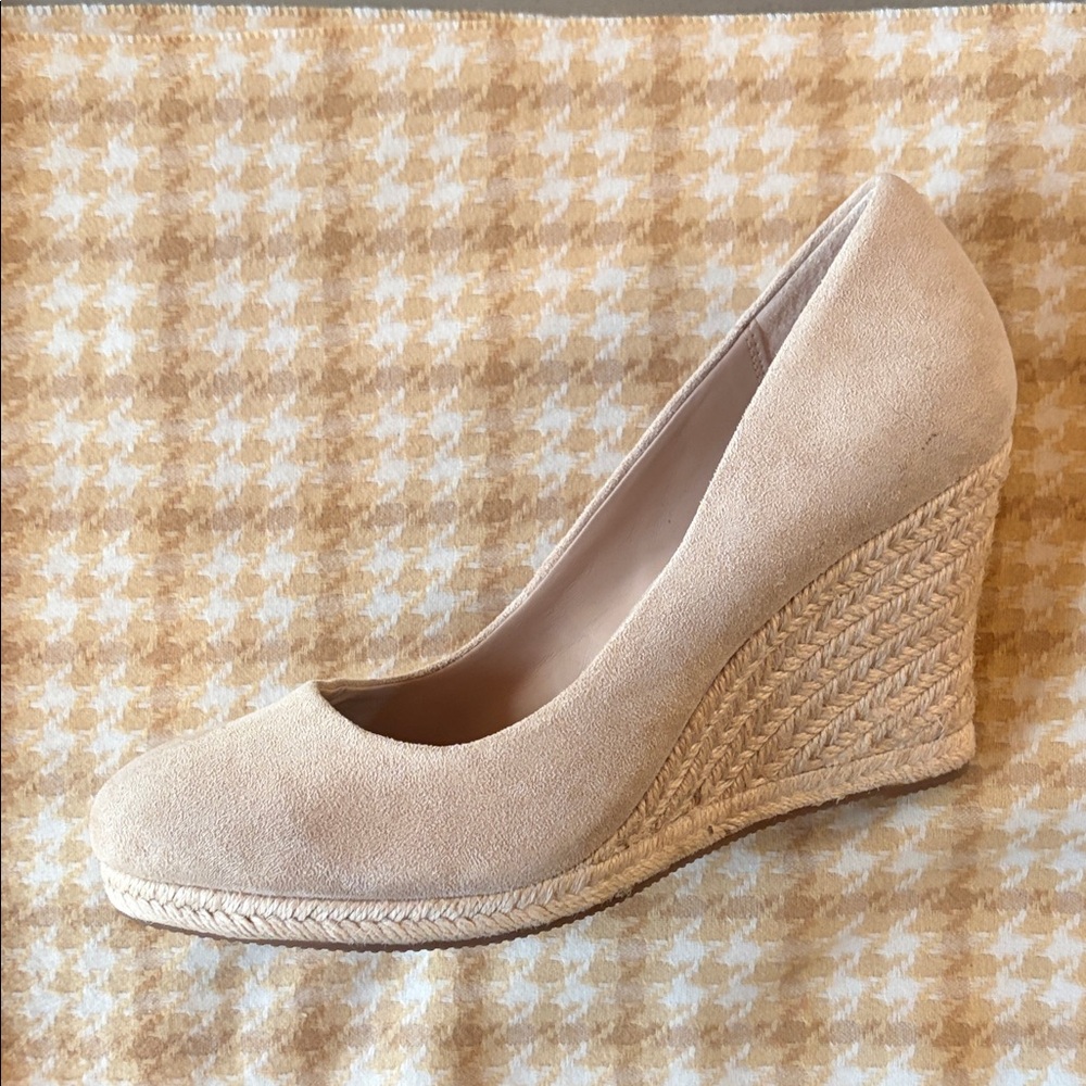 Neiman Marcus Neutral Wedge Shoes. 9M